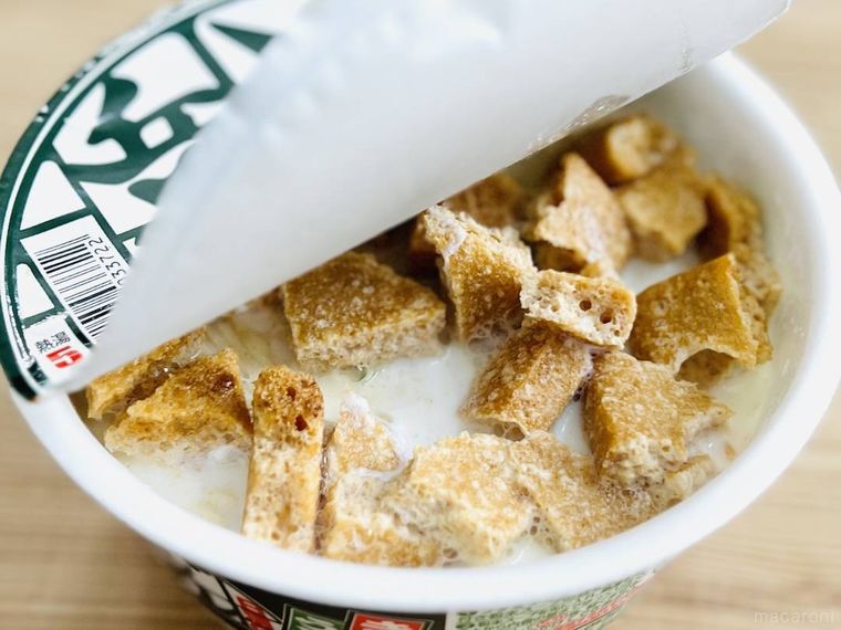 どん兵衛 きつねうどんに牛乳を入れた様子