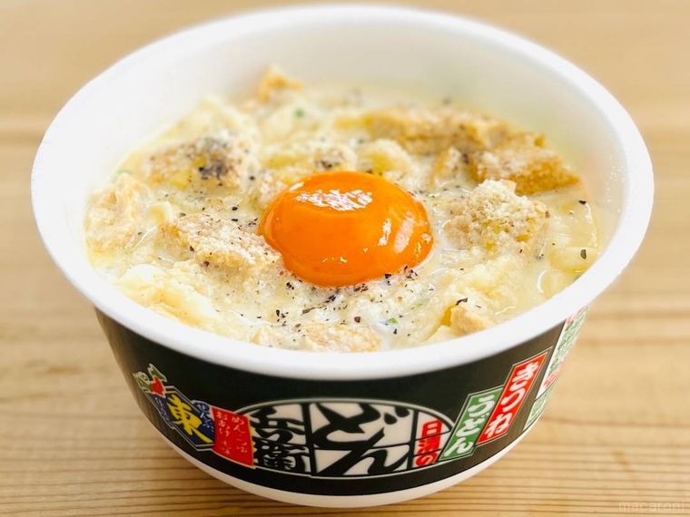 どん兵衛 きつねうどんをカルボナーラ風にアレンジした様子