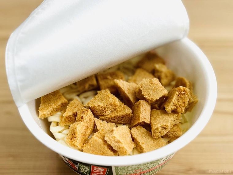 どん兵衛 きつねうどんのおあげを砕いて入れた様子