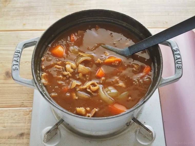 鍋でカレーを煮込んでいる様子