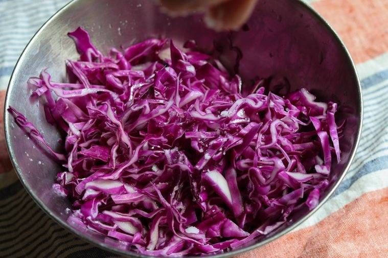 ボウルに入った刻んだ紫キャベツ