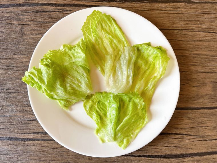 皿におかれたしなびたレタス、変色したレタス