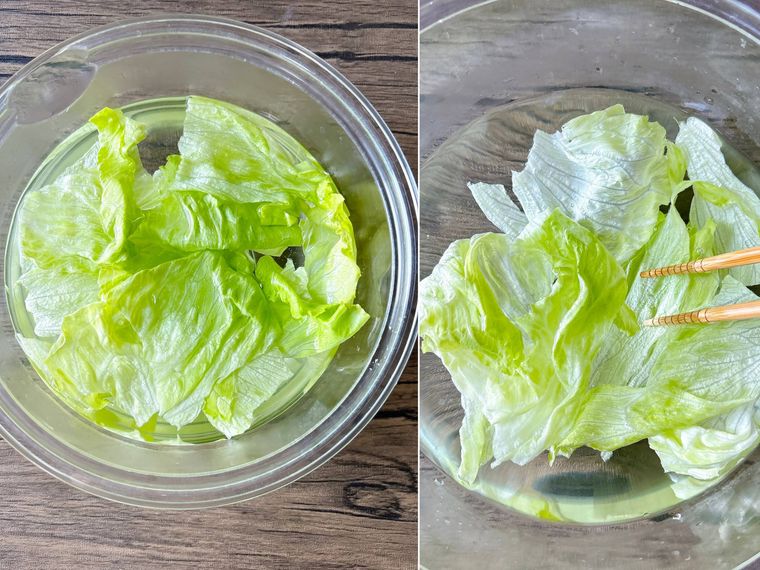 レタスを50度のお湯に浸し浮かないように箸で押さえる様子