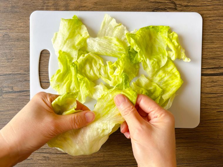 しなびたレタスを千切る様子