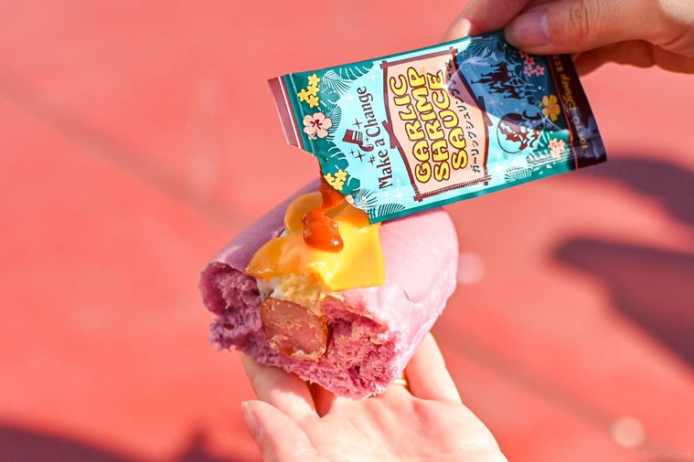 ホットドッグにソースをかけているところ