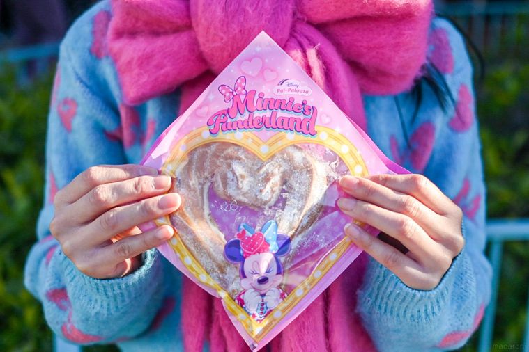 お菓子のパッケージを持っているところ