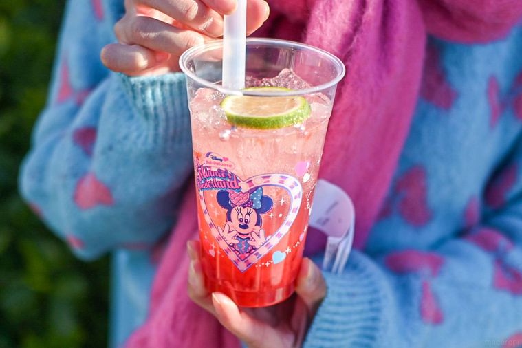 ドリンクを持っているところ