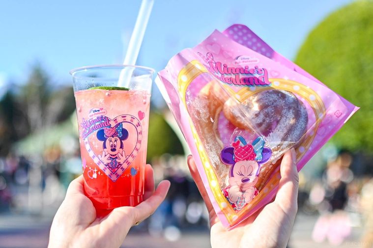 ドリンクとお菓子を持っているところ