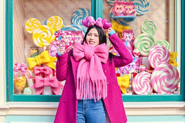 ピンクの服を着た女性