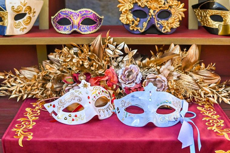 仮面が並んでいるところ