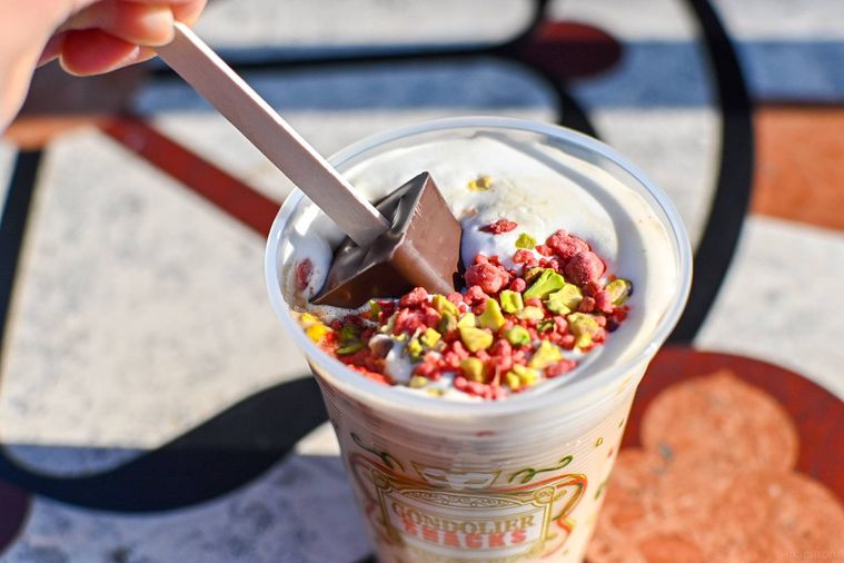 カフェモカにチョコレートを浸しているところ