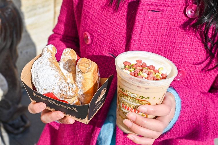 フードとドリンクを持っているところ