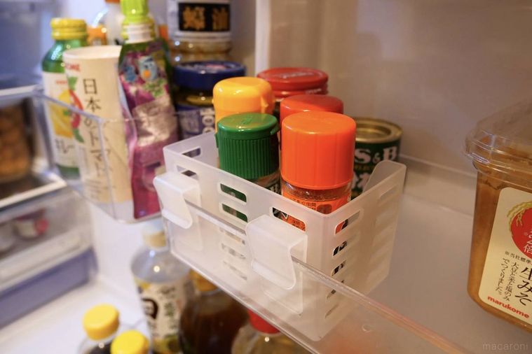 ドアポケットすっきりケースに小瓶を入れて棚にセットした様子