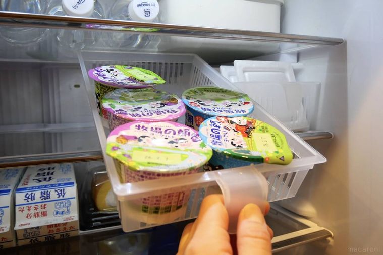 ヨーグルトを入れた冷蔵庫食品トレー