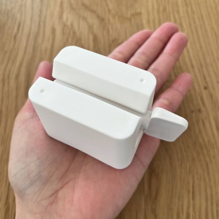 チューブ絞りを手のひらにのせている