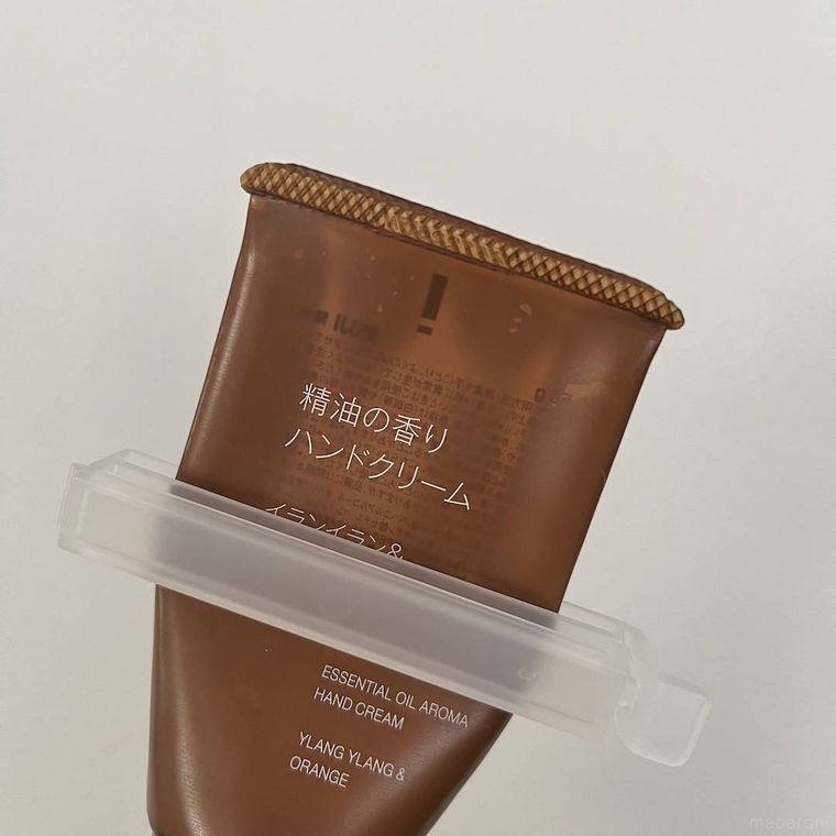 ハンドクリームに取り付けたコスメチューブ絞り