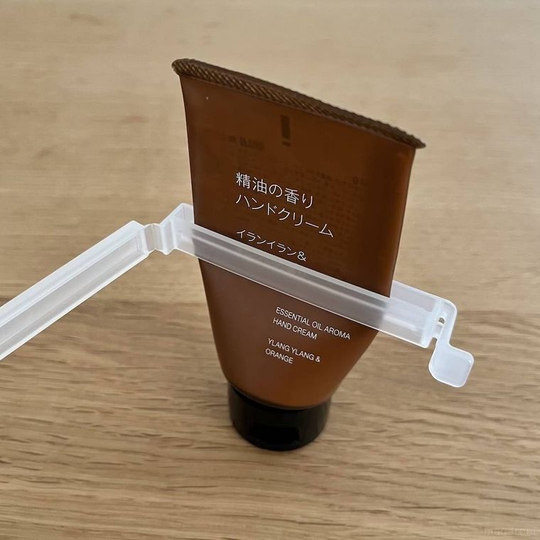 コスメチューブ絞りをハンドクリームに取り付けている