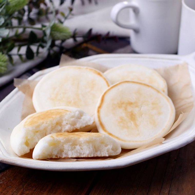 白い皿に盛りつけられたフライパンで作る米粉パン