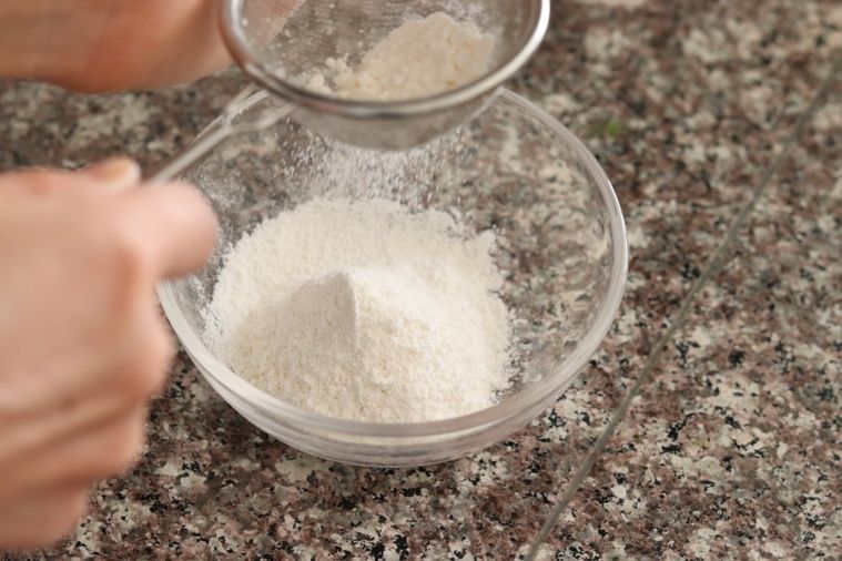 薄力粉をふるっているところ