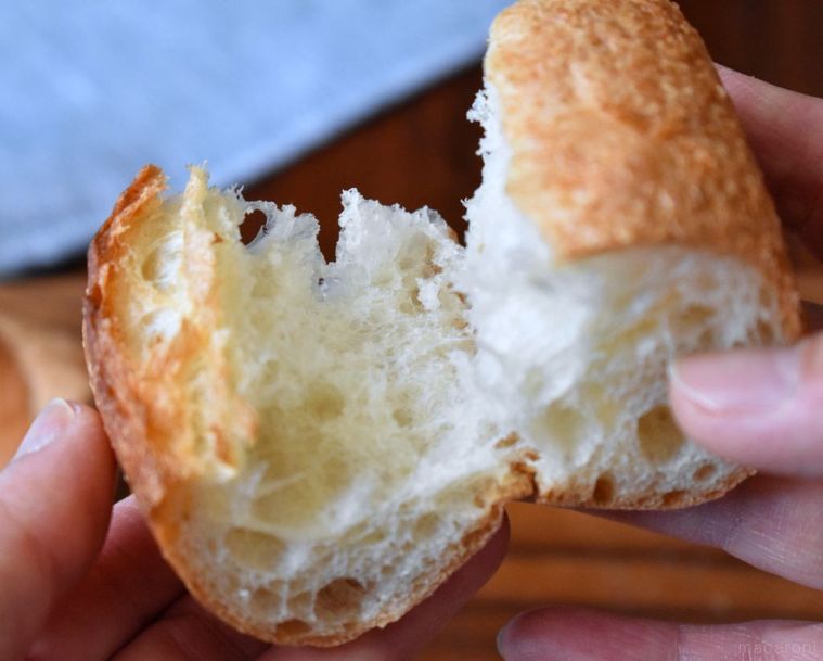 手で半分に割ったフランスパン