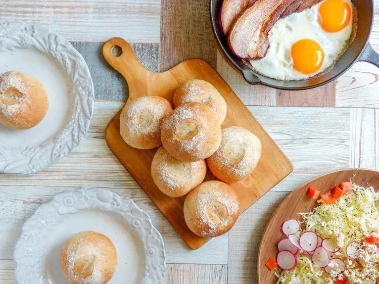 全粒粉パンがある食卓