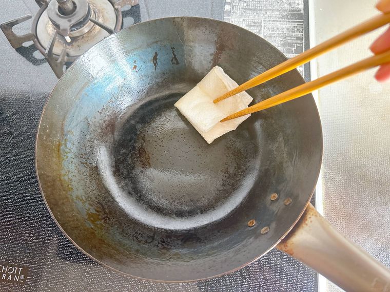 フライパンに油を塗る様子