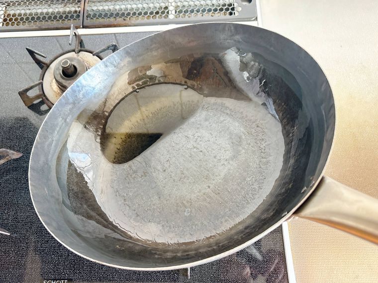 フライパンに油をならす様子