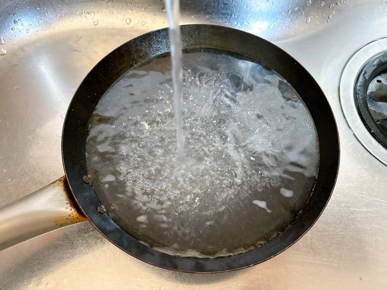 フライパンにお湯を溜める様子