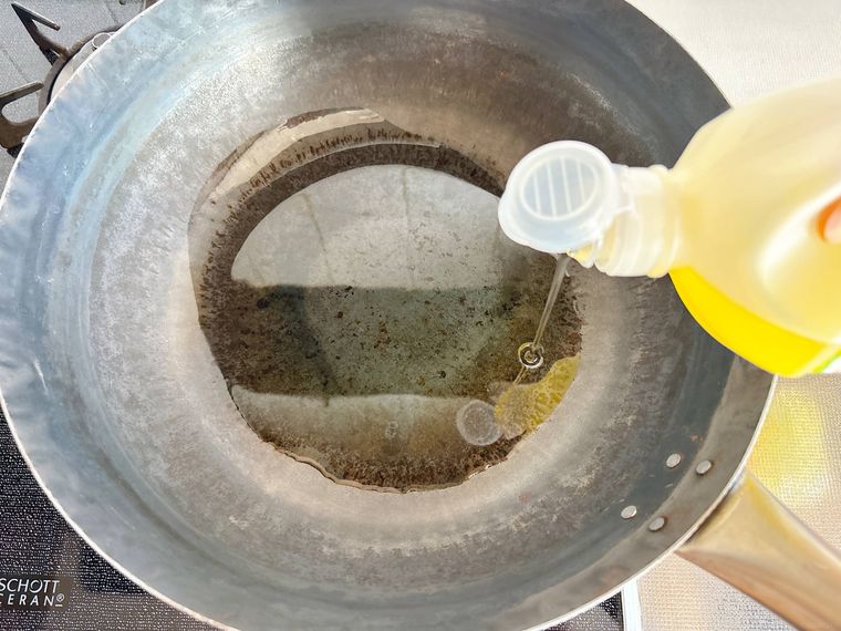 鉄フライパンに油を入れる様子