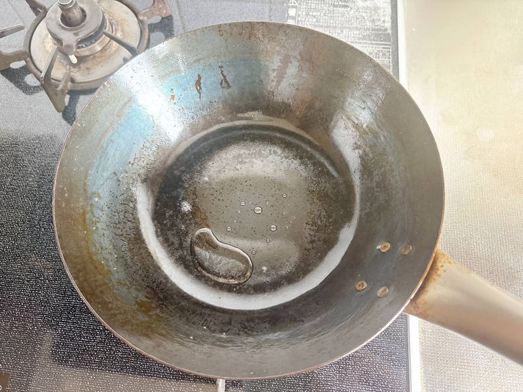 フライパンを火にかけて水気を飛ばす様子