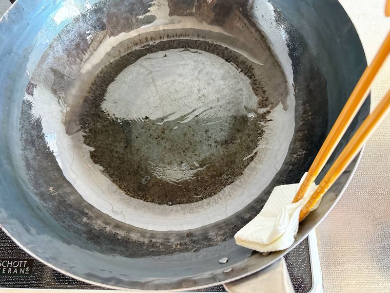 キッチンペーパーで油をなじませる様子