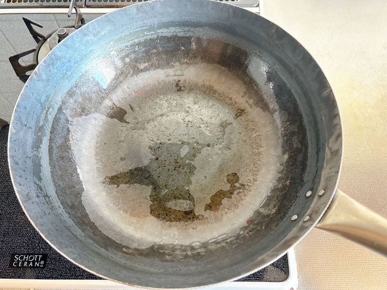 フライパンを火にかけて水気を飛ばす様子