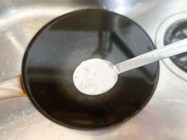 フライパンに重曹を入れる様子