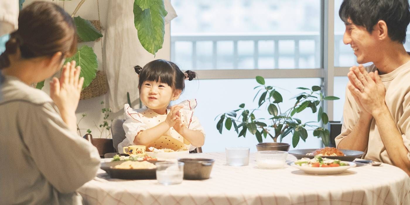 家族が食卓を囲んでいる様子