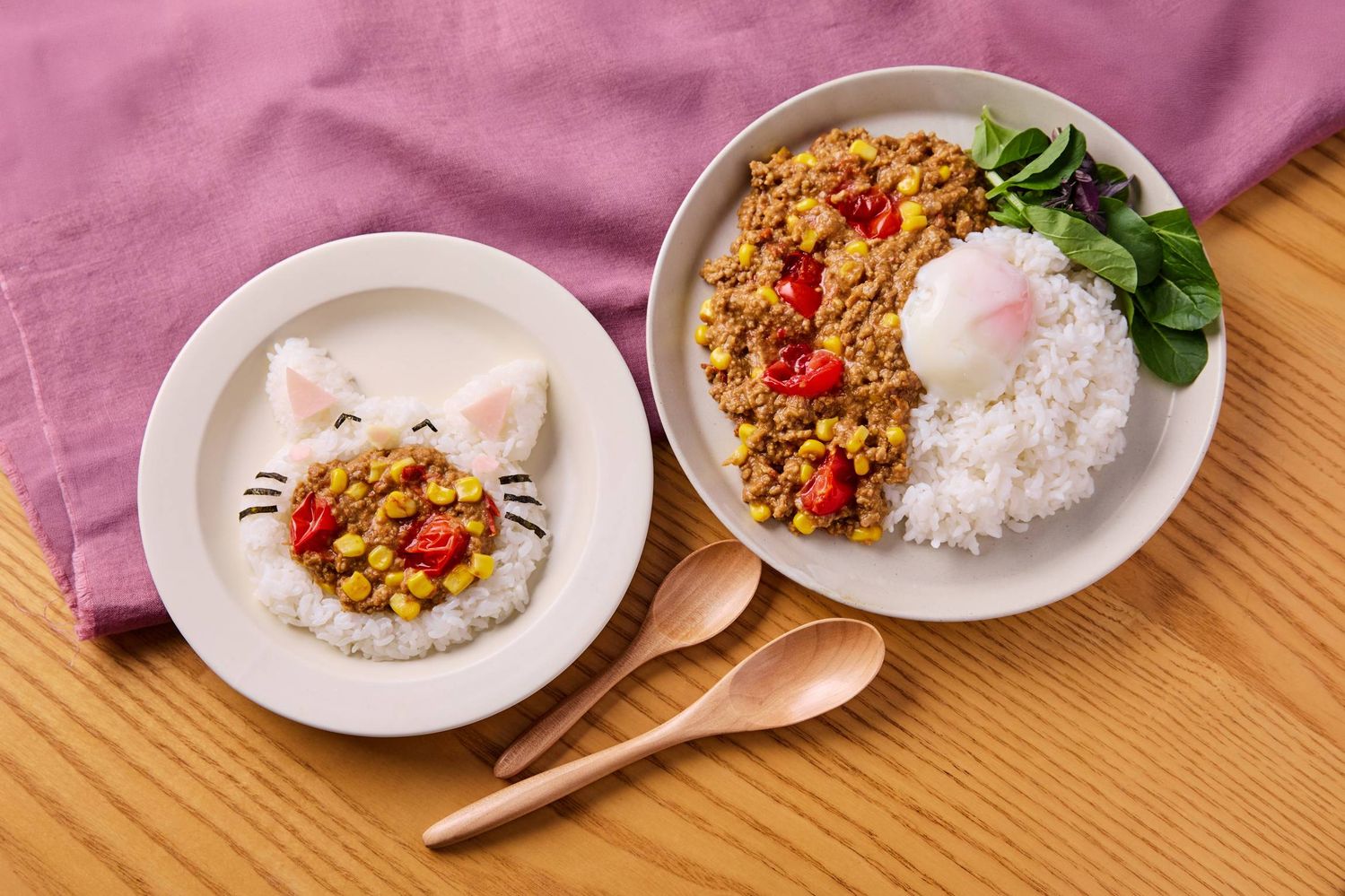 キーマカレーが2つ並んでいる