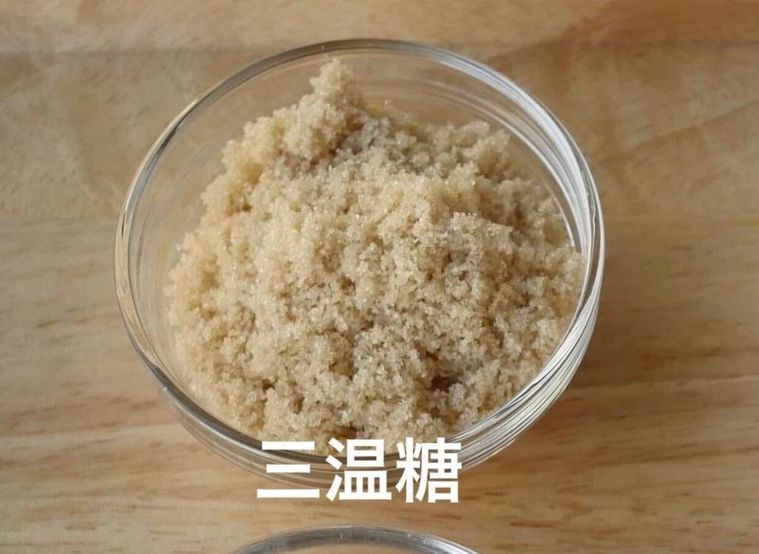 器に入った三温糖