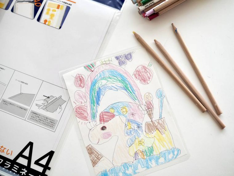 子どもの作品をラミネート