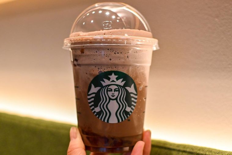 ドリンクのカップを持っているところ