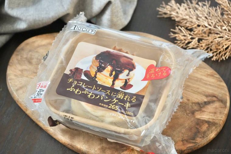 木のカッティングボードにのったチョコレートソースパンケーキのパッケージ