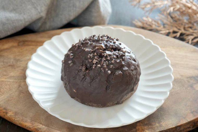 木のカッティングボードと白い皿にのったチョコレートクッキーシュー