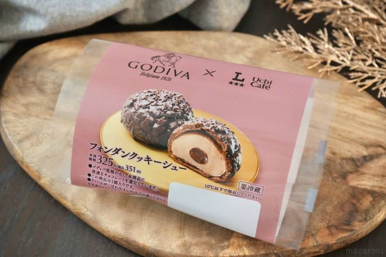 木のカッティングボードにのったチョコレートクッキーシューのパッケージ