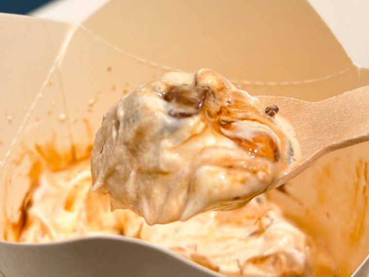 マックフルーリー きのこの山とたけのこの里のきのこの山をスプーンですくっている様子