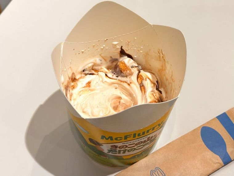 マックフルーリー きのこの山とたけのこの里とスプーンがテーブルの上に置かれている様子