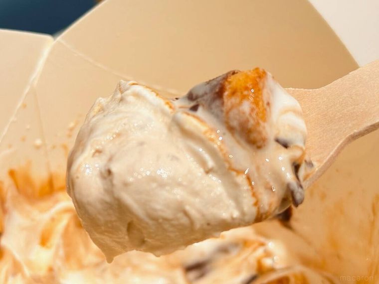 マックフルーリー きのこの山とたけのこの里のたけのこの里をスプーンですくっている様子