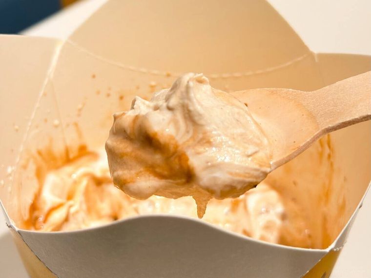 マックフルーリー きのこの山とたけのこの里のアイスをスプーンですくっている様子