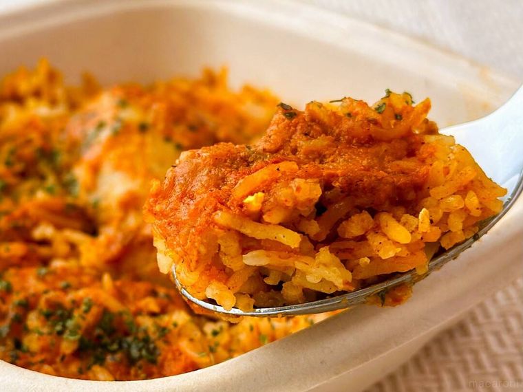 無印良品チキンビリヤニをスプーンですくっている様子