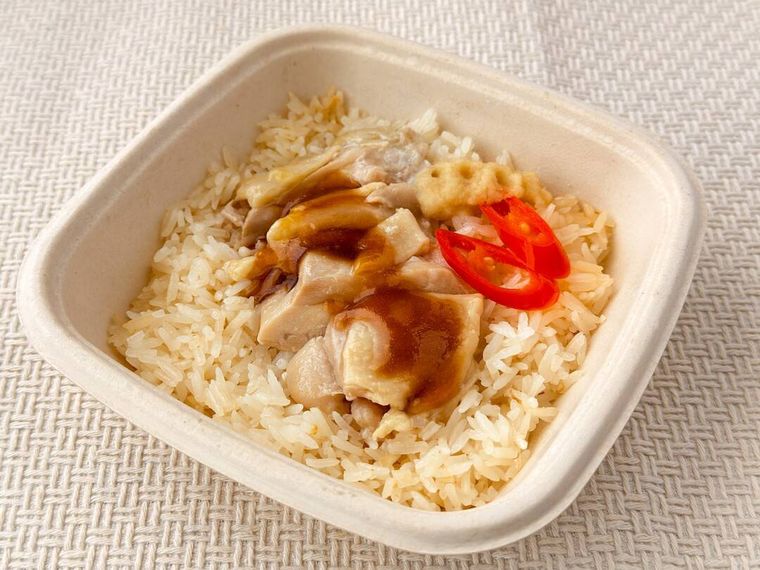 電子レンジで温めた無印良品シンガポールチキンライスが置かれている様子