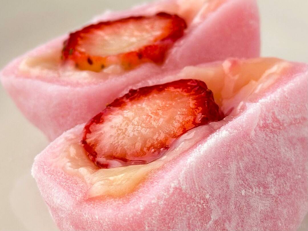 SNSで大バズり！セブン「まるごと一粒 苺大福」を食べてみたら想像以上
