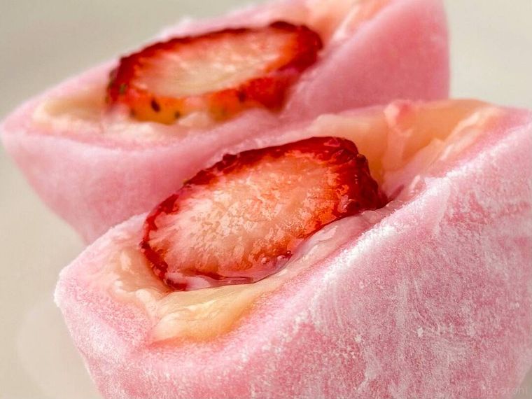 半分にカットされたいちごがはいったセブンイレブンのまるごと一粒 苺大福