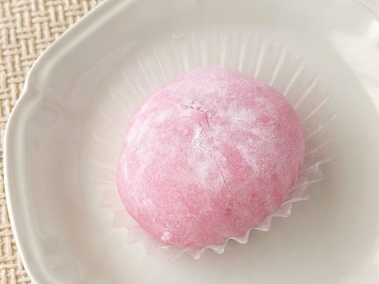 白皿に盛り付けられたセブンイレブンのまるごと一粒 苺大福